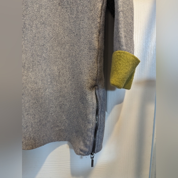 💙 TAHARI 💙 Grey Mock Turtleneck sweater with contrasting sleeves - Picture 2 of 6